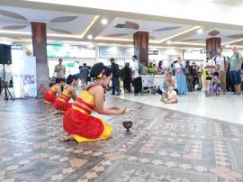 TARI PERSEMBAHAN DESA PUTAT  SAMBUT PENGUNJUNG BANDARA